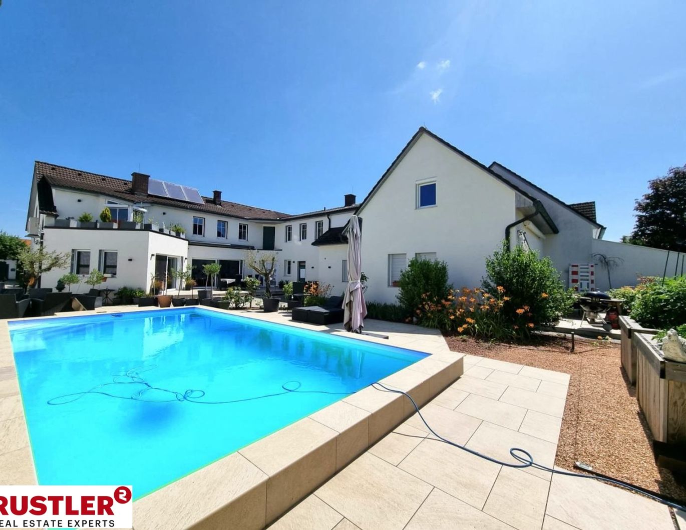 Großzügiges Einfamilienhaus mit separater Wohneinheit & Pool
