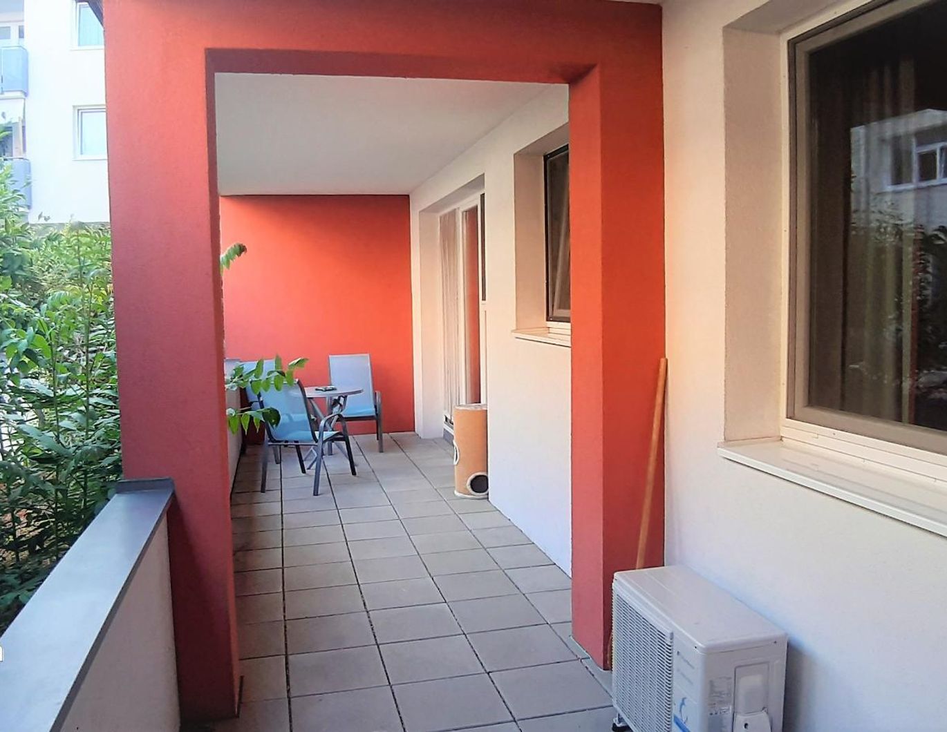 Neuwertige Wohnung im Zentrum m. großer Loggia, Tiefgarage und Ruhelage