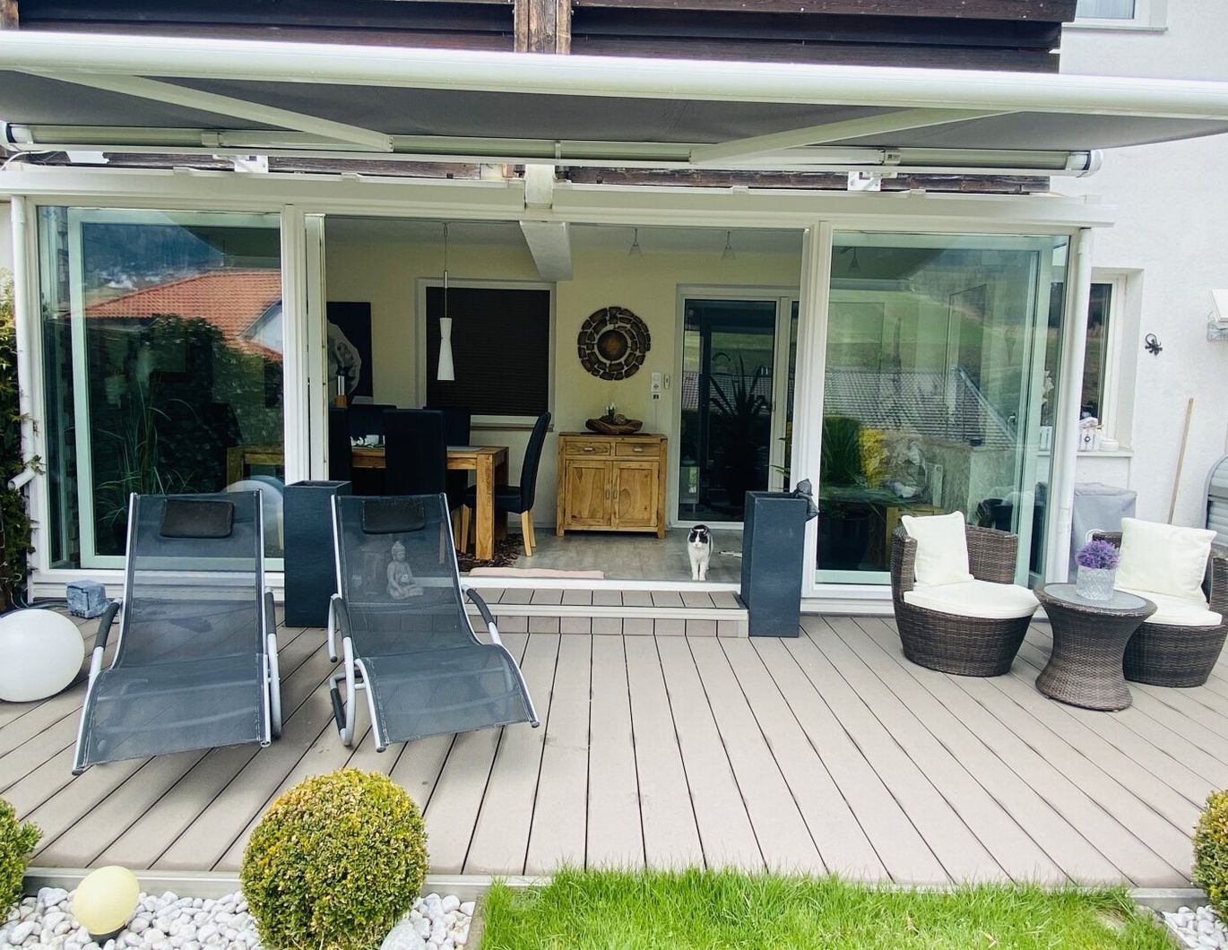 Traumhafte, vollrenovierte Erdgeschosswohnung mit Wintergarten,Sonnenterasse und uneinsehbarem Garten