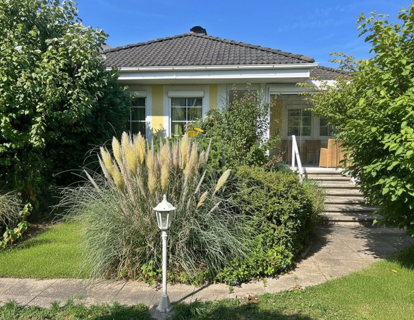 Einfamilienhaus *Luftwärmepumpe, Pool und Garagen* - GROSSES GRUNDSTÜCK