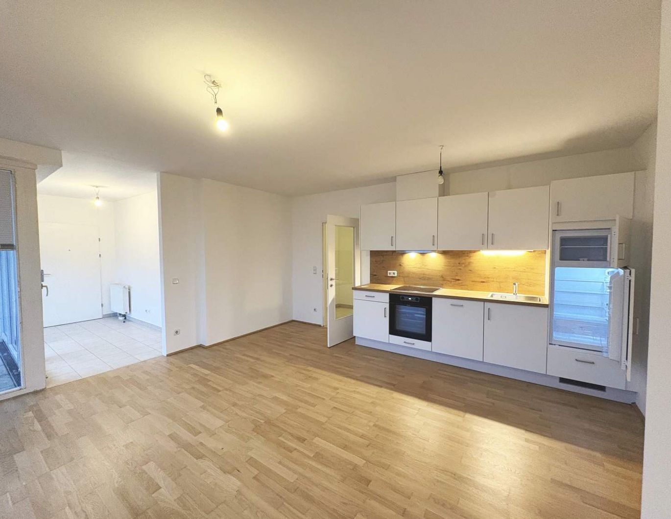 Lichtdurchflutete 2-Zimmer-Wohnung mit neuer Küche - Loggia in den Innenhof - direkt beim Enkplatz!