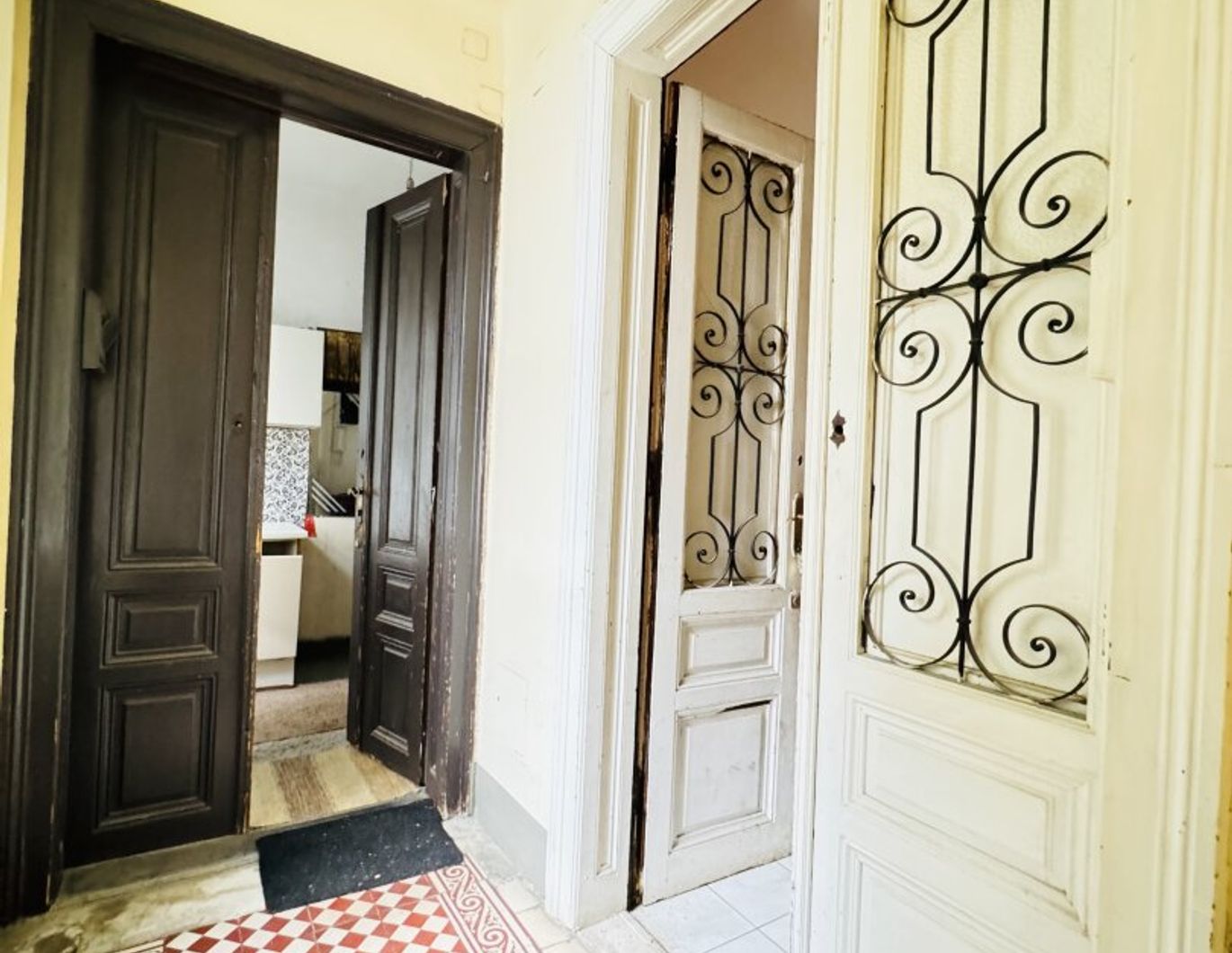 Zwei getrennte Wohneinheiten im Altbau - Sanierungsbedürftige Wohnung mit Potenzial in Penzing