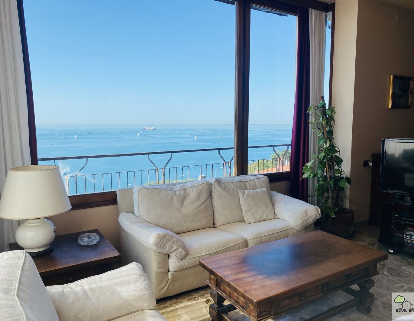 VILLA MIT MEERBLICK
