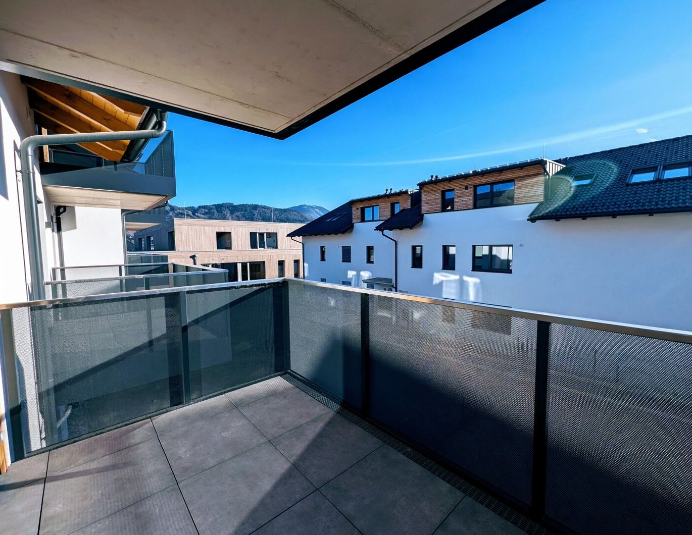Geräumige 4 Zimmer Erstbezugs-Wohnung mit Balkon im Ortszentrum von Hallwang!
