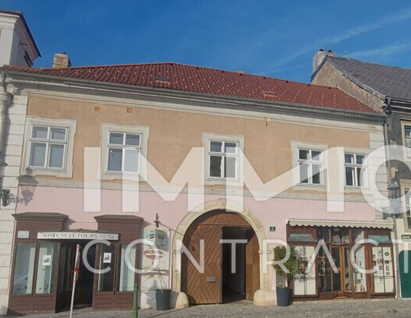 WOHN-UND GESCHÄFTSHAUS AUS DEM 16. JAHRHUNDERT IM HERZEN VON LANGENLOIS  100 m Kellerröhre, Nebengebäude, Innenhof, Geschäftslokale, usw.