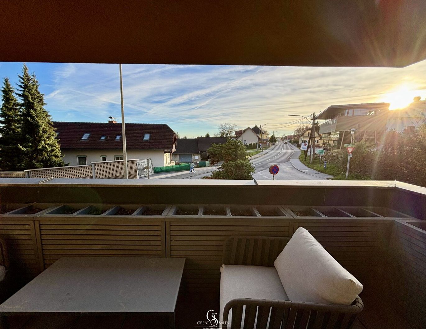 Modern, hochwertig & voll möbliert - Wohnung mit Steinwand, Kamin & Süd-Terrasse!