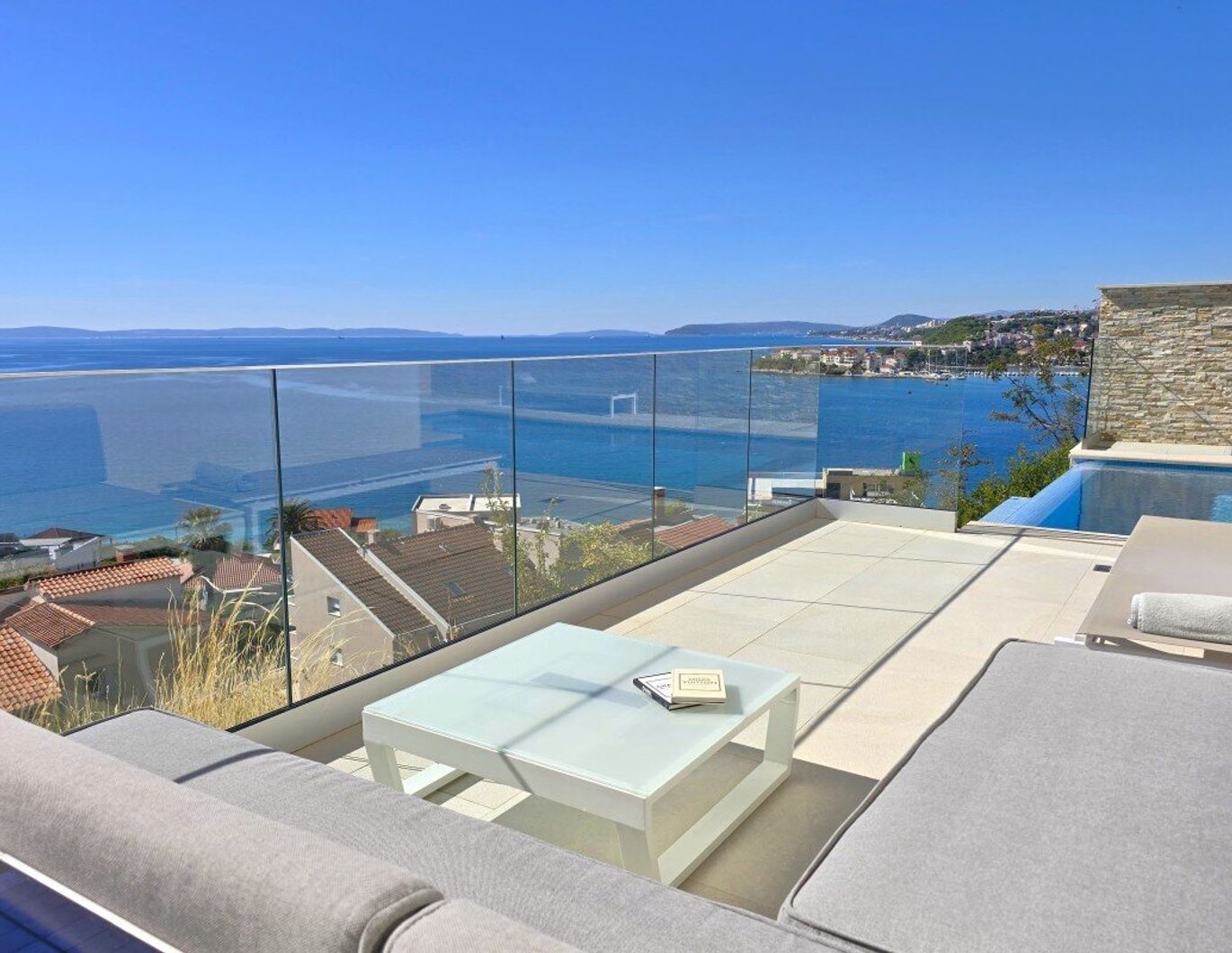 Villa mit Pool und offenem Meerblick