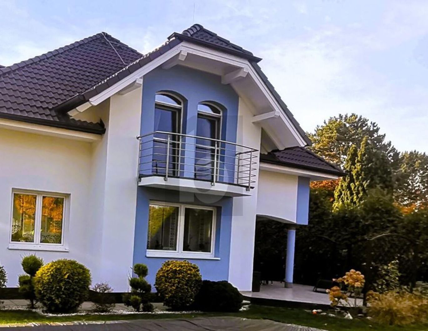 GROSSZÜGIGER FAMILIENHIT MIT GARTEN UND POOL