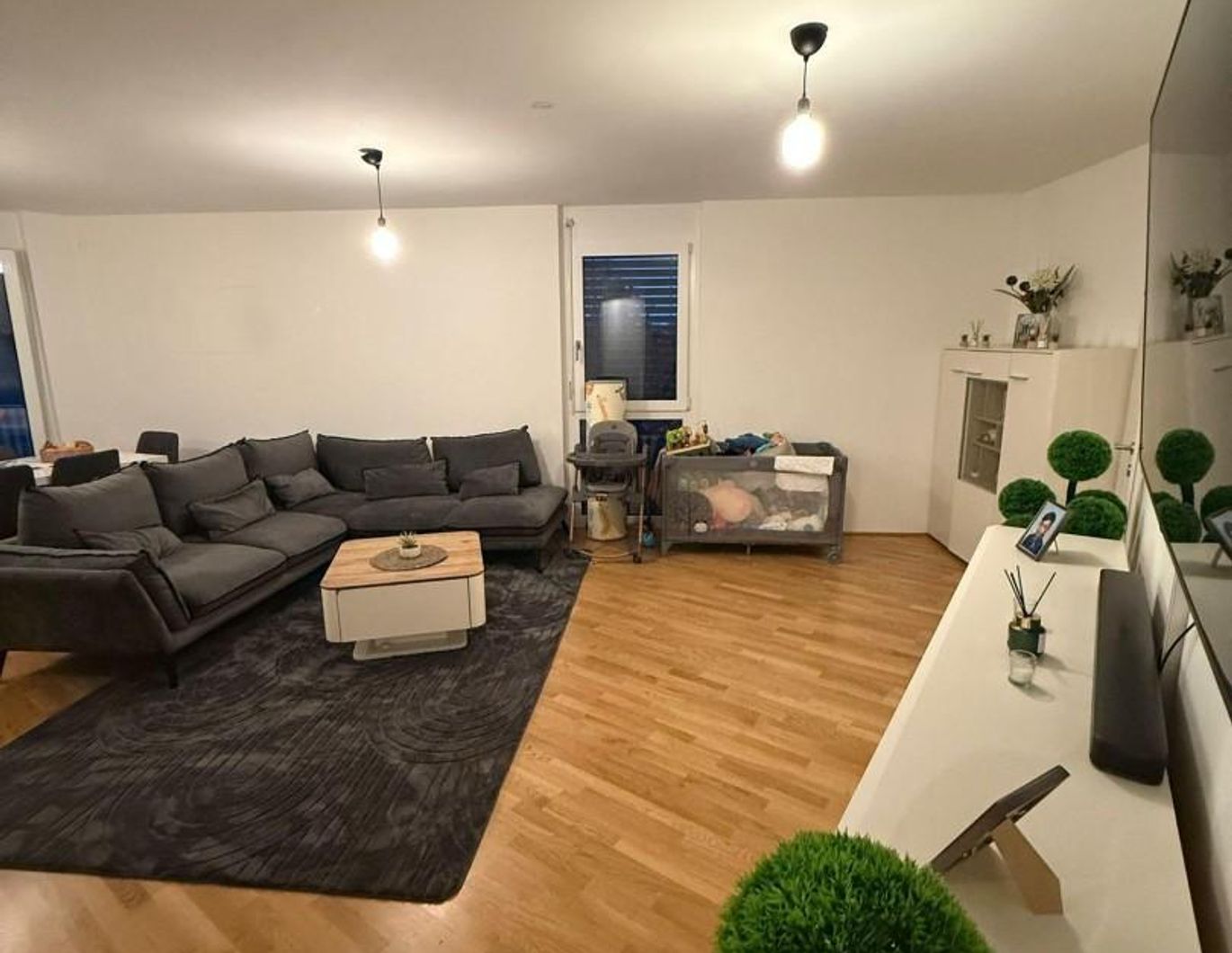 Moderne 4-Zimmer DG-Wohnung mit Kühlung und 2 großen Balkonen - AB MÄRZ!!!