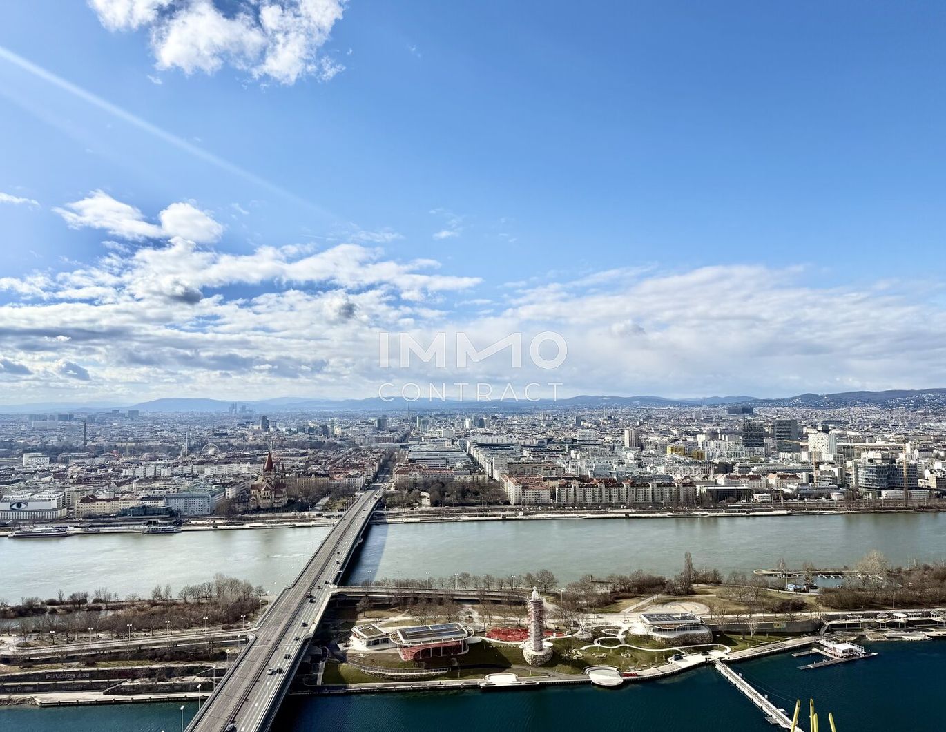 Helles Süd-Apartment im DC2 Tower 42. Etage mit Panoramablick