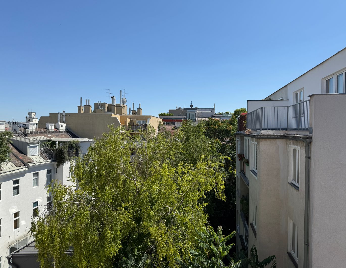 Erstbezug nach Kernsanierung I Balkon I Fußbodenheizung I Luftwärmepumpe inkl. Kühlung I 3fach Verglasung mit Außenjalousien I Schlüsselfertig