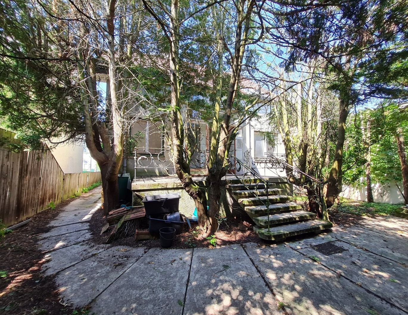 RENOVIERUNGSBEDÜRFTIGES JAHRHUNDERTWENDEHAUS!