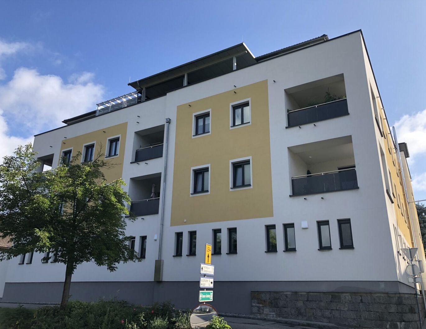 Neuwertige 2-Zimmer-Wohnung mit PKW-Stellplatz im Zentrum von Gurten