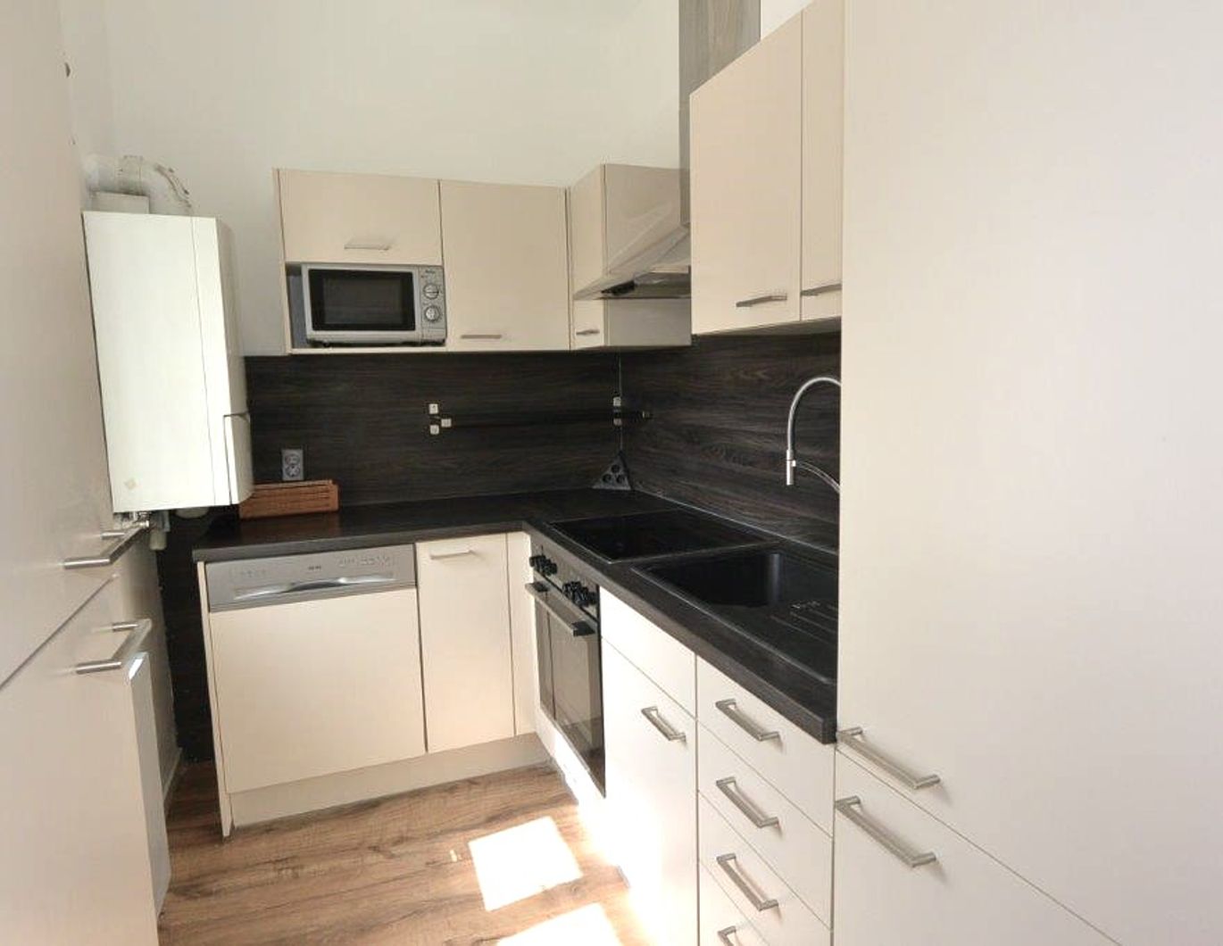 Helle, gemütliche 3 Zimmer Dachgeschosswohnung (keine Schrägen) am Josefplatz!