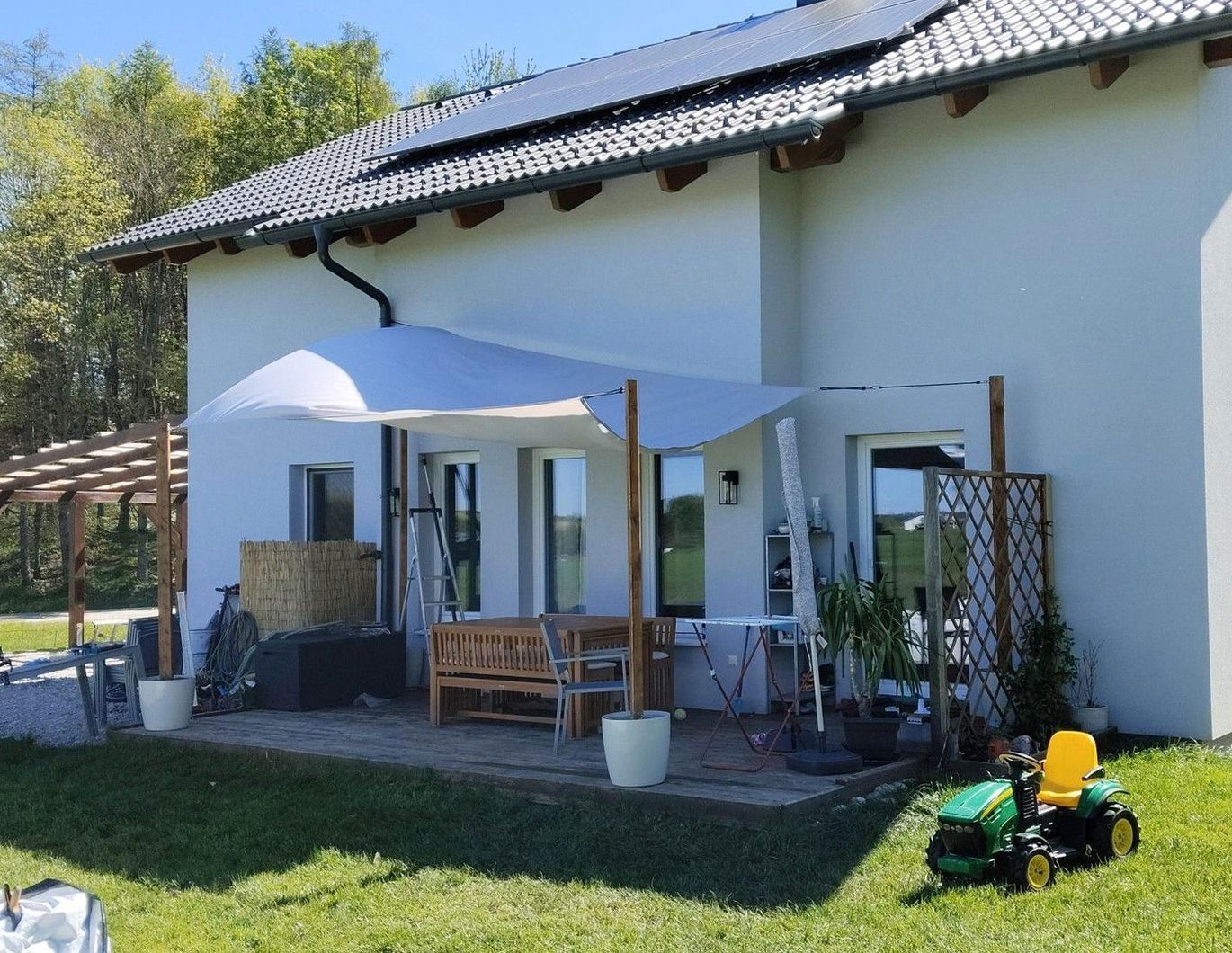 Modernes Einfamilienhaus mit Garten und Photovoltaik