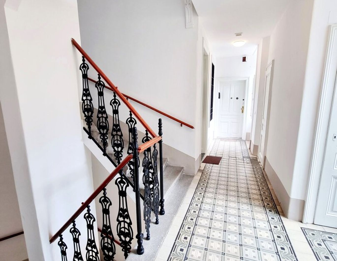 Bring Ideen mit. Der Rest ist da! Tolle Familienwohnung/WG - Selbst Gestalten! Sanierungsbedürftige Altbauwohnung! U-Bahn ums Eck + Traumhaft renoviertes Altbauhaus + Optimalste Infrastruktur und Anbindung!