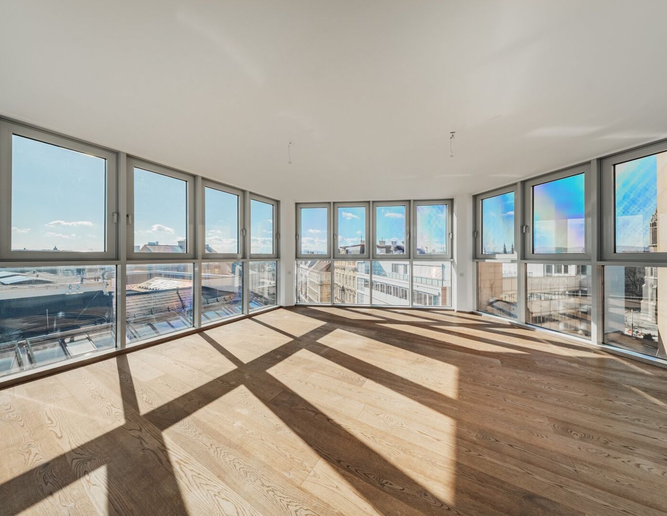 PANORAMA-Ebene über der Stadt! Dachgeschoß-Maisonette mit privater Außenfläche