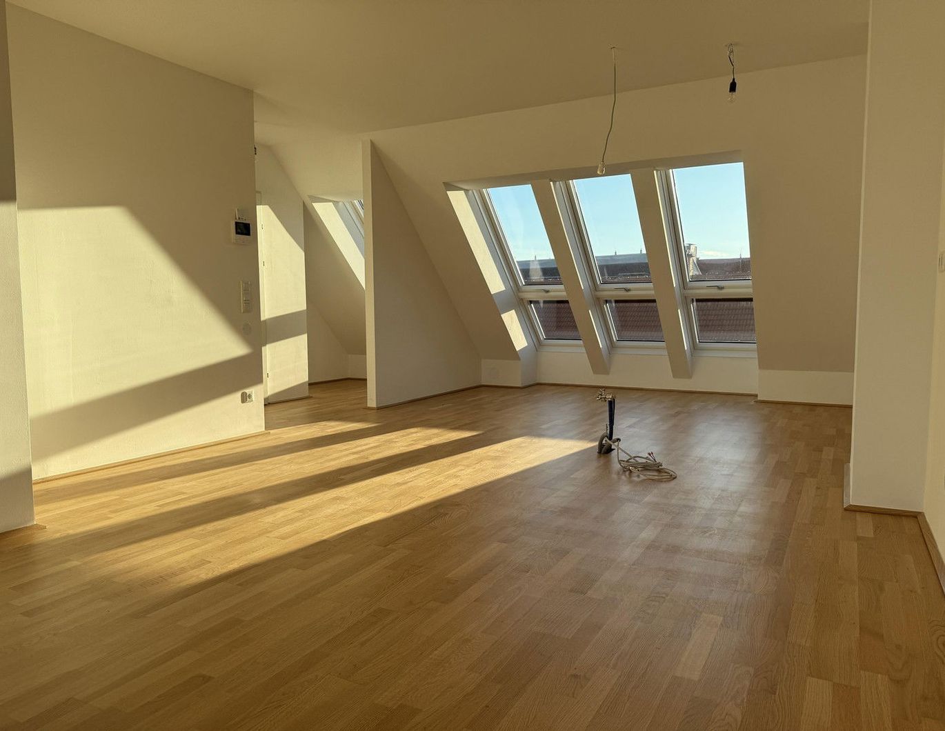 ERSTBEZUG im DACHGESCHOß, mit KÜCHE + KLIMAANLAGE + TERRASSE!