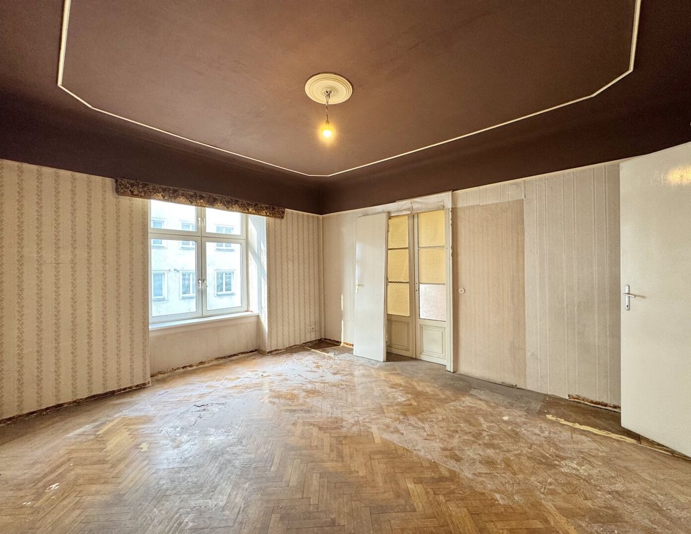 Toplage bei Neubaugasse und Mariahilfer Straße! Sanierungsbedürftiger 3-Zimmer-Altbau im 2. Stock