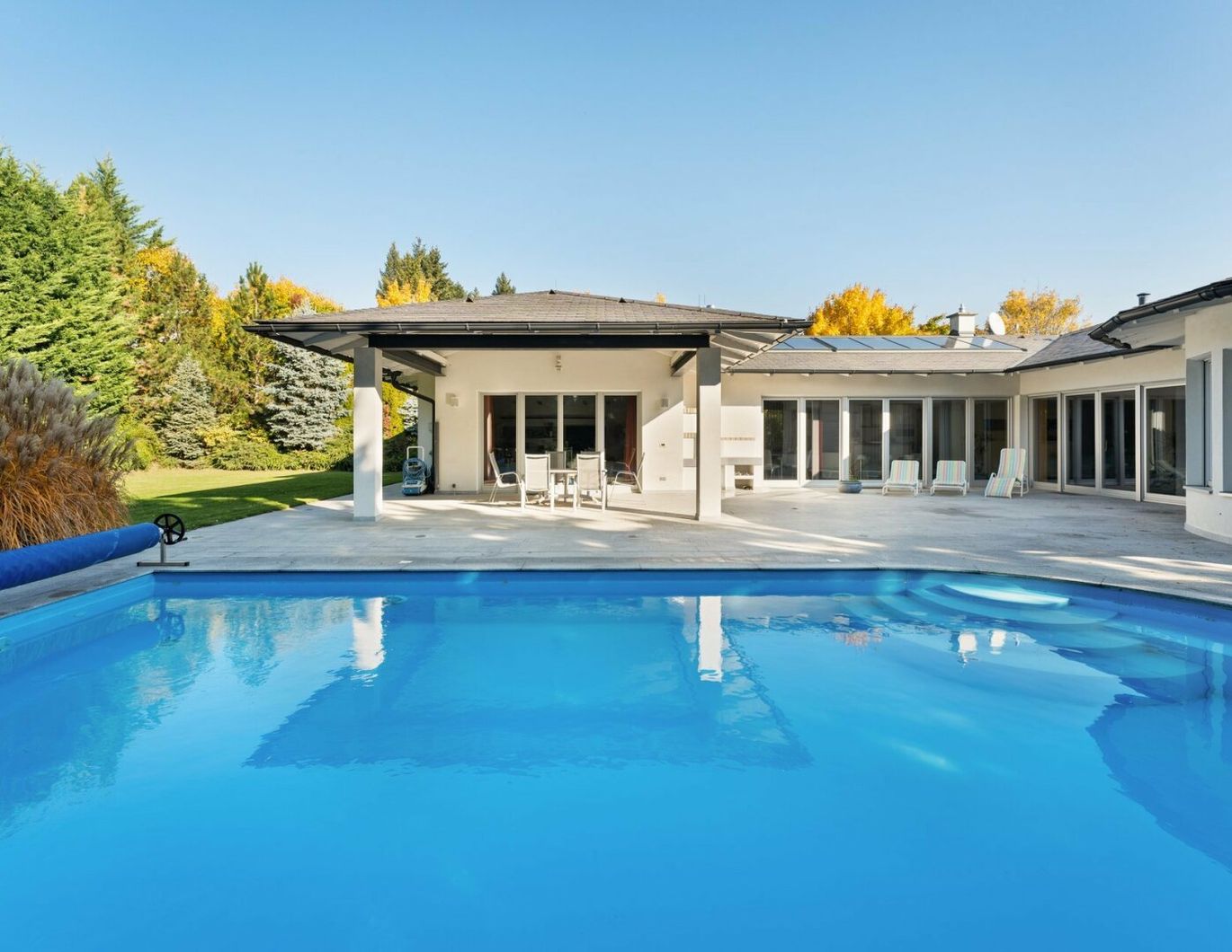 Architekten-Bungalow in Bad Fischau! Im Loftstil | Uneinsehbarer Garten | Pool und Wellnessbereich | Großzügige Garage