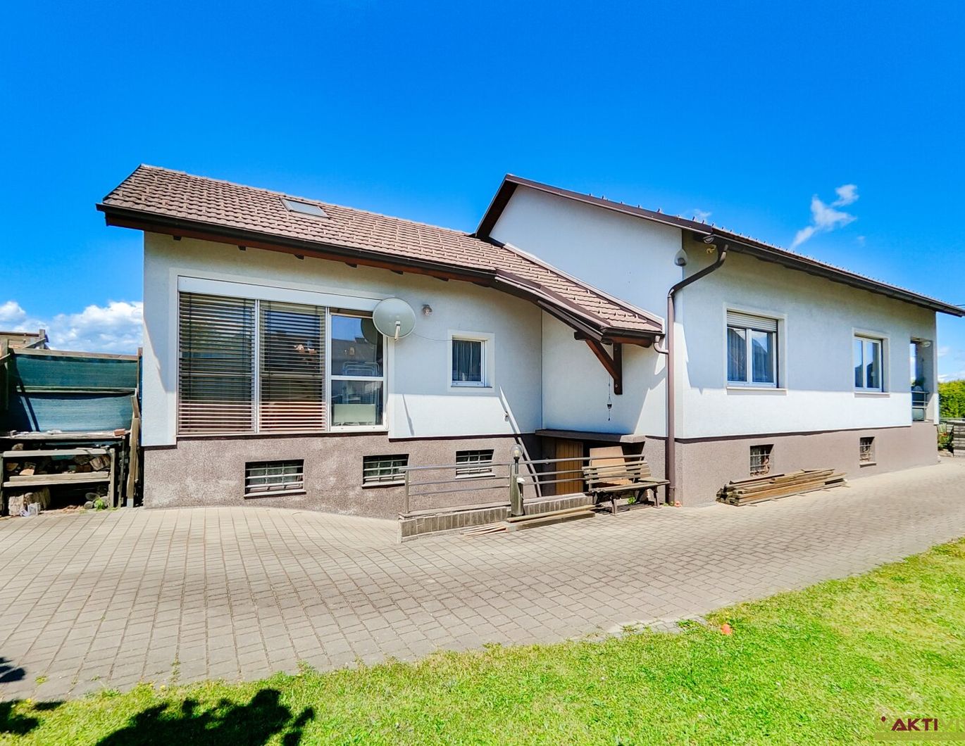 Familienfreundliches Haus mit großem Garten, Ausbaupotenzial, Wintergarten, Kamin und viel Platz zur Entfaltung.