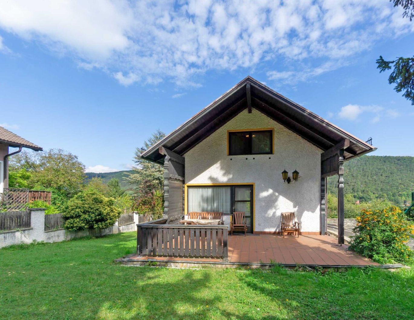 Idyllisches Landhaus in Wohnsiedlung am Waldesrand mitten im Triestingtal, südliches Bergland vor Wien
