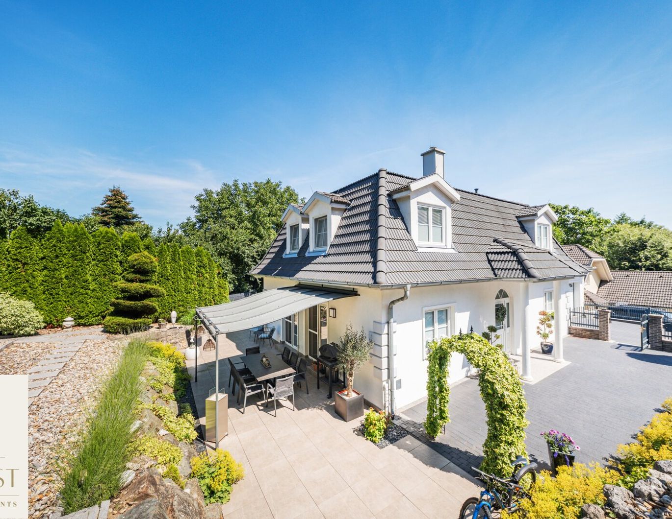 Wunderschöne Landhausstil-Villa eingebettet in einem idyllischen Gartenparadies mit Schwimmteich und Whirlpool
