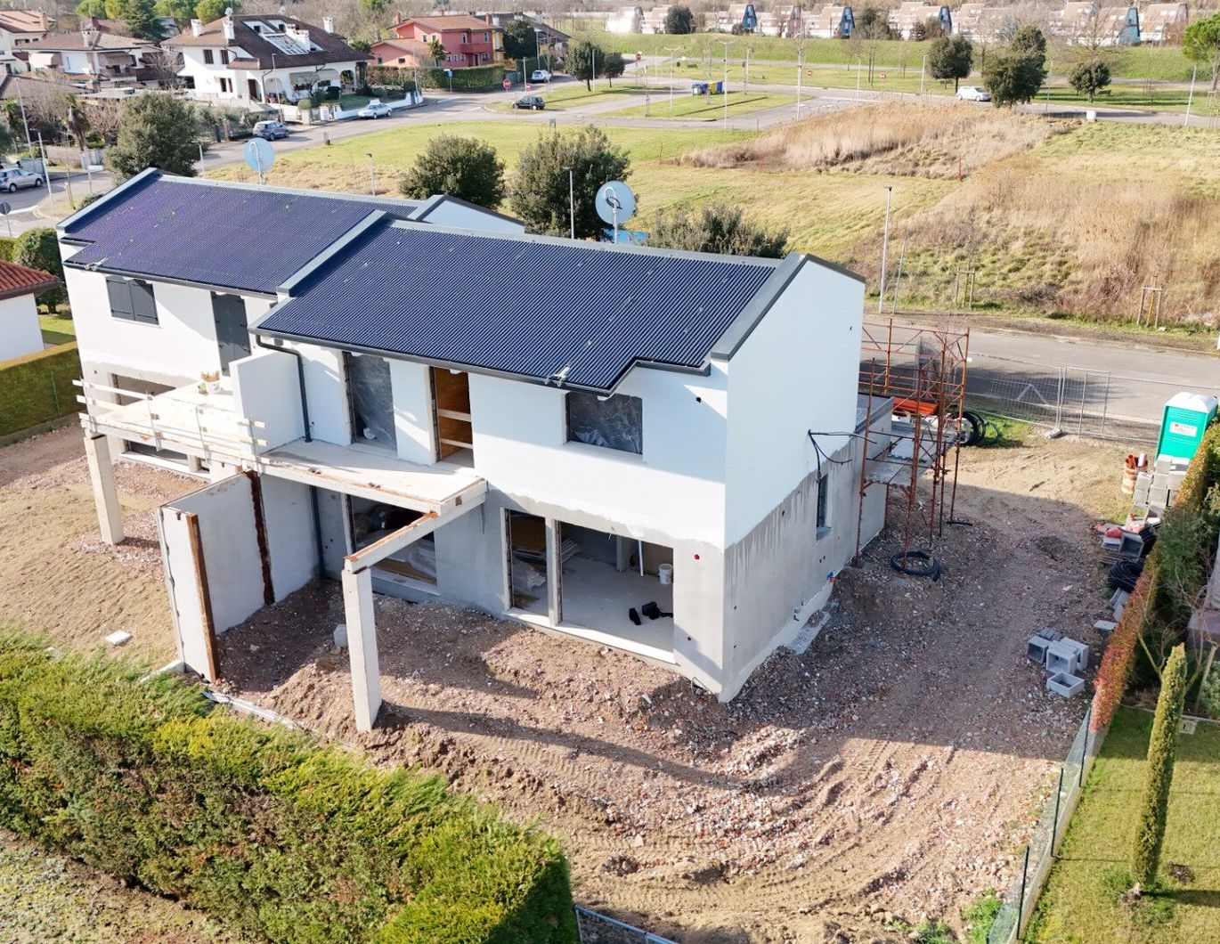 Neubau trifft Natur: Leichtigkeit auf zwei Ebenen - Ihr stilvolles Zuhause zwischen Pinien, Yachthafen & Golfplatz