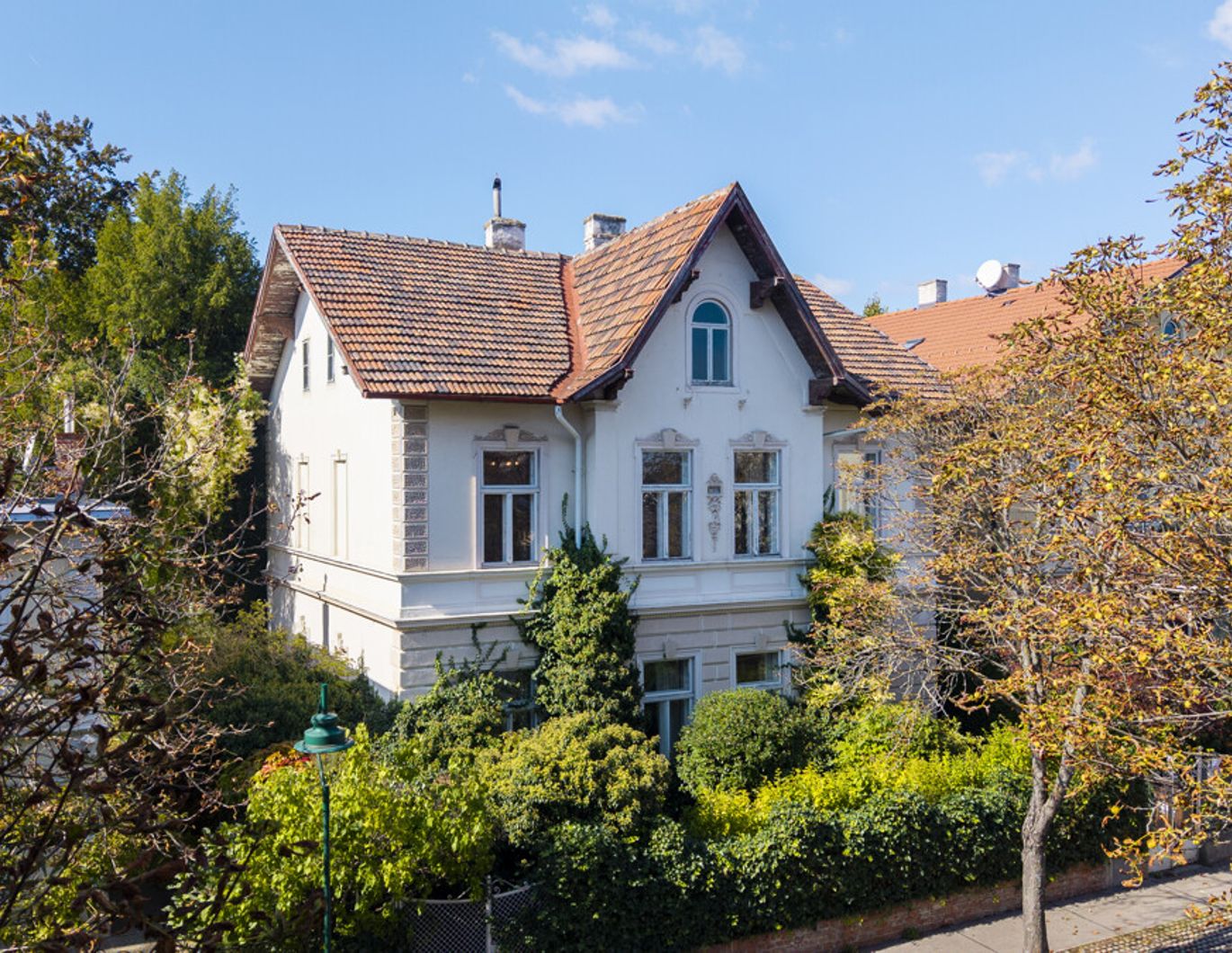 Traumhafte Jahrhundertwendevilla mit Garten und Pool