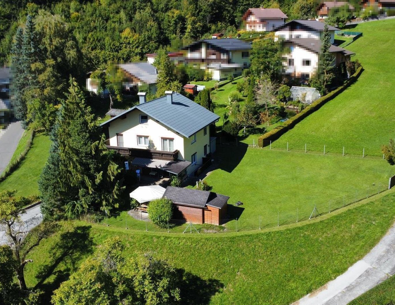 Großes Wohnhaus mit Garage, Keller, Wellblechgarage und Gartenhaus in sonniger und ruhiger Lage mit unverbaubarem Ausblick
