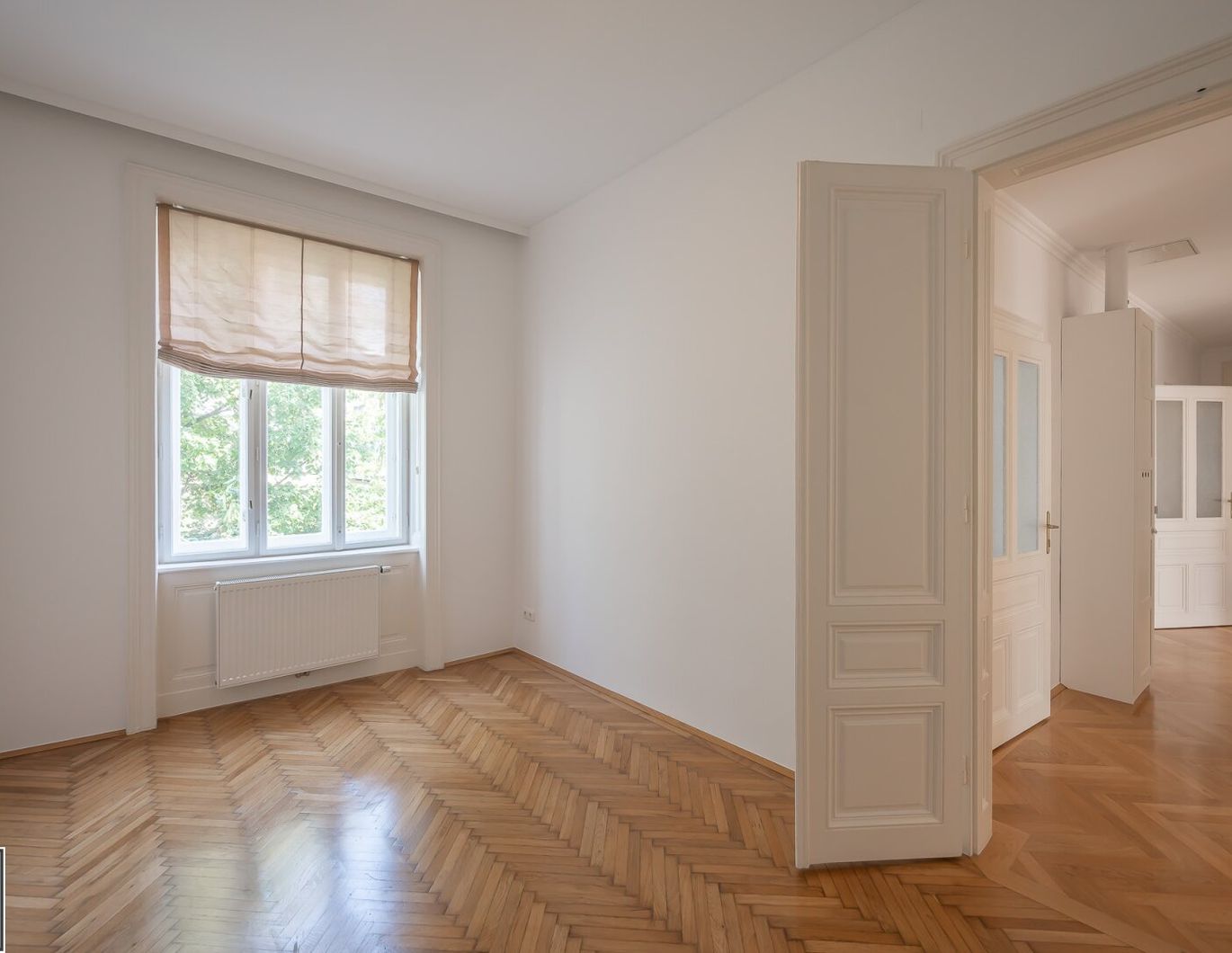 Sanierte Altbauwohnung in der Schönbrunnerallee 60; 3,5 Zimmer mit Option auf einen Balkon