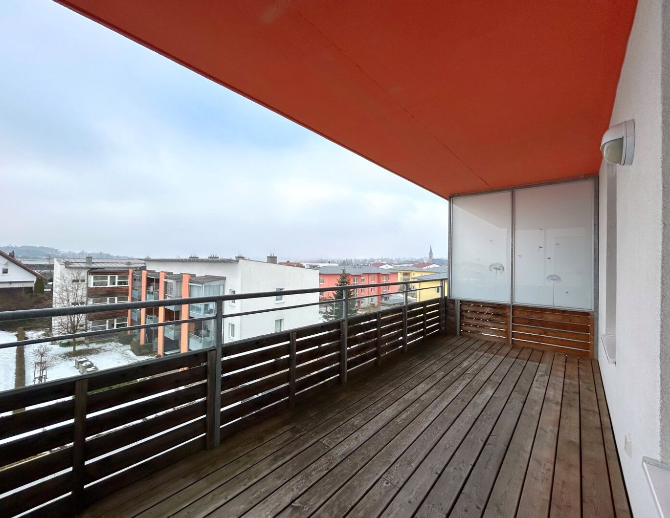 NEUWERTIGE 3-ZIMMER-WOHNUNG MIT TRAUMHAFTER LOGGIA IN PREGARTEN ZU VERGEBEN!