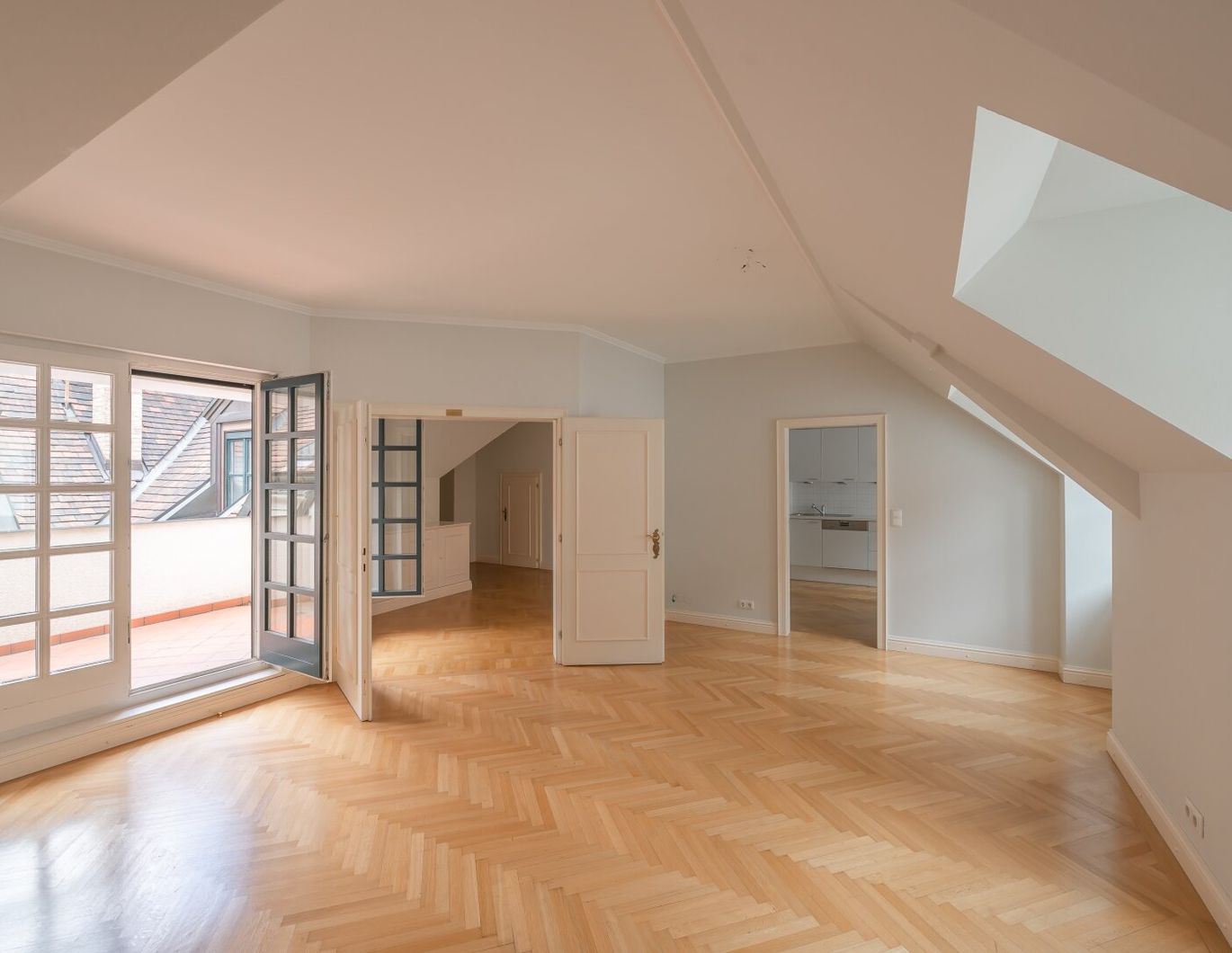 ++NEU** Tolle 3,5-Zimmer ALTBAUWohnung in absoluter TOPLAGE, repräsentatives Haus!