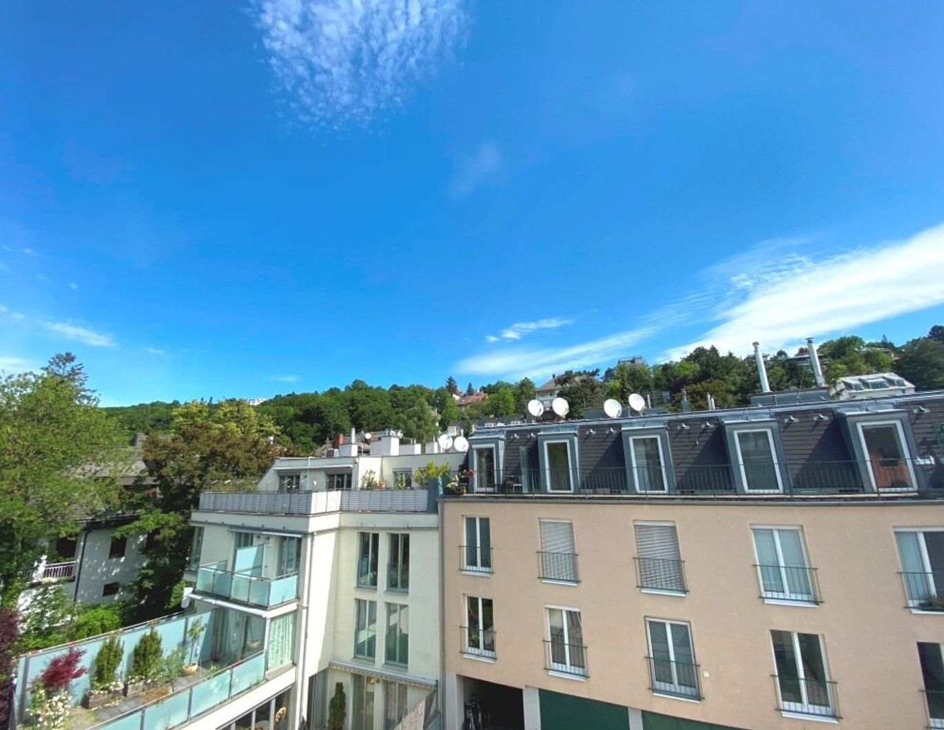 2 Zimmer DG-Wohnung - Erstbezug nach qualitativ hochwertiger Komplettsanierung - plus 2 Terrassen mit gesamt ca. 13,58 m²