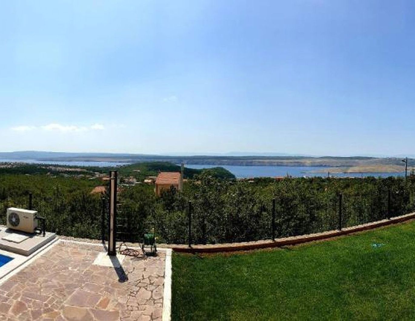 Attraktive 51 m² große Wohnung mit Panoramablick auf das Meer und Swimmingpool