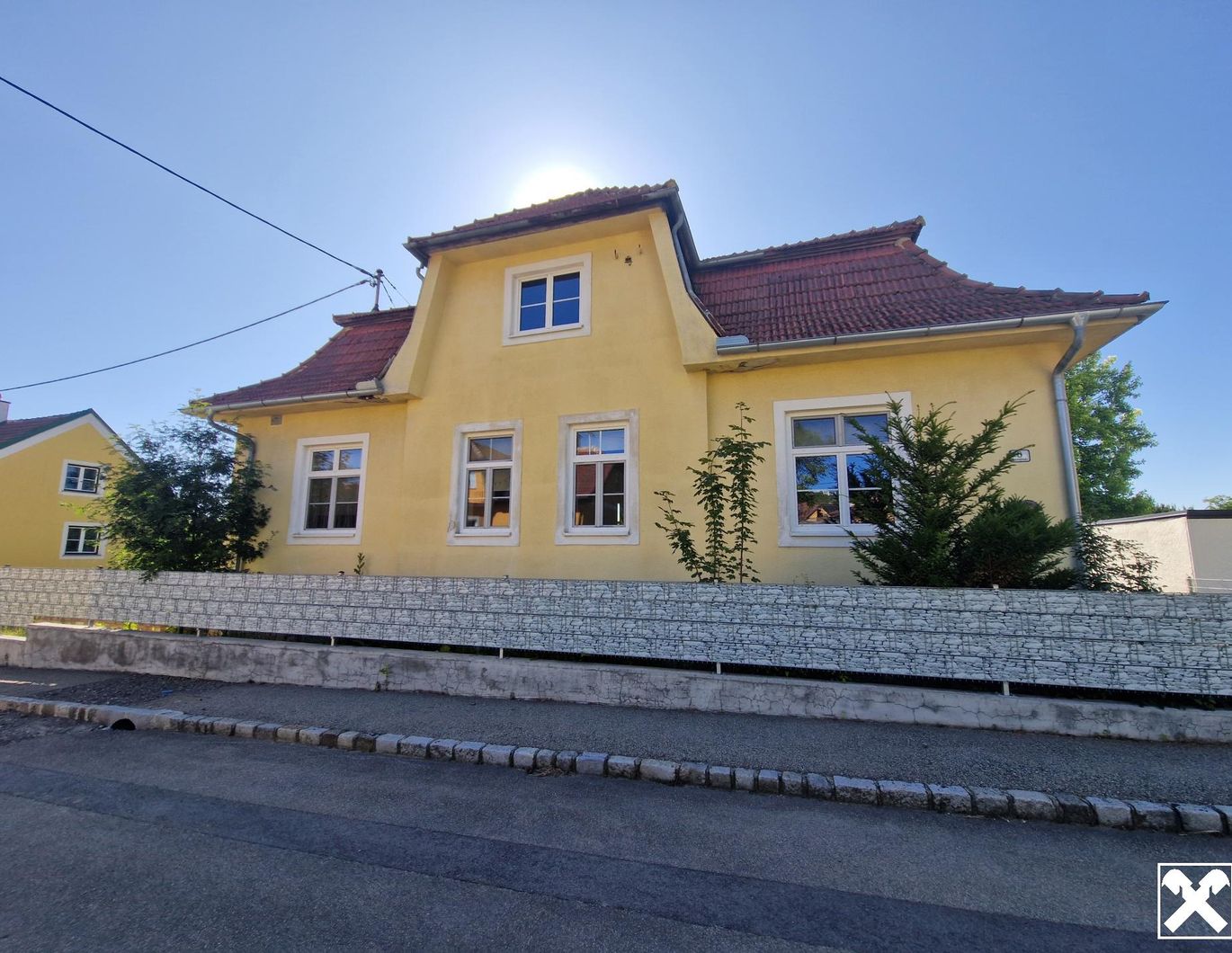 SANIERUNGSBEDÜRFTIGES, CHARMANTES LANDHAUS MIT TRAUMHAFTEM GARTEN IN ALLERBESTER, RUHIGER WOHN-, RUHE- UND ZENTRUMSLAGE VON MAISSAU