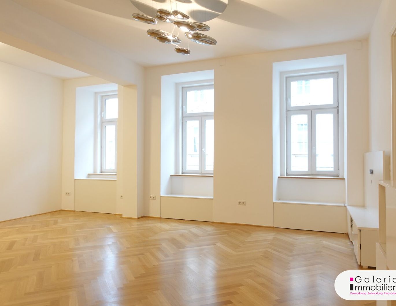 Schöne und ruhige 3-Zimmer-Altbauwohnung mit Innenhof-Balkon!
