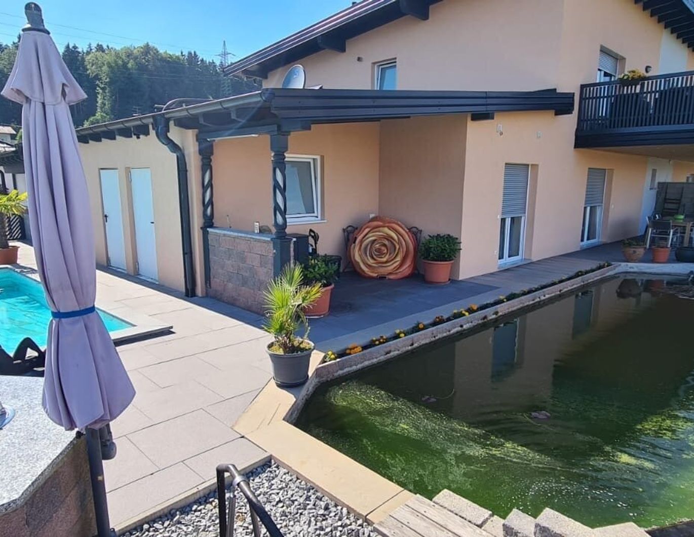 K3 präsentiert Wohnung mit Pool, Teich, Einliegerwohnung und Doppelcarport in absoluter Ruhelage