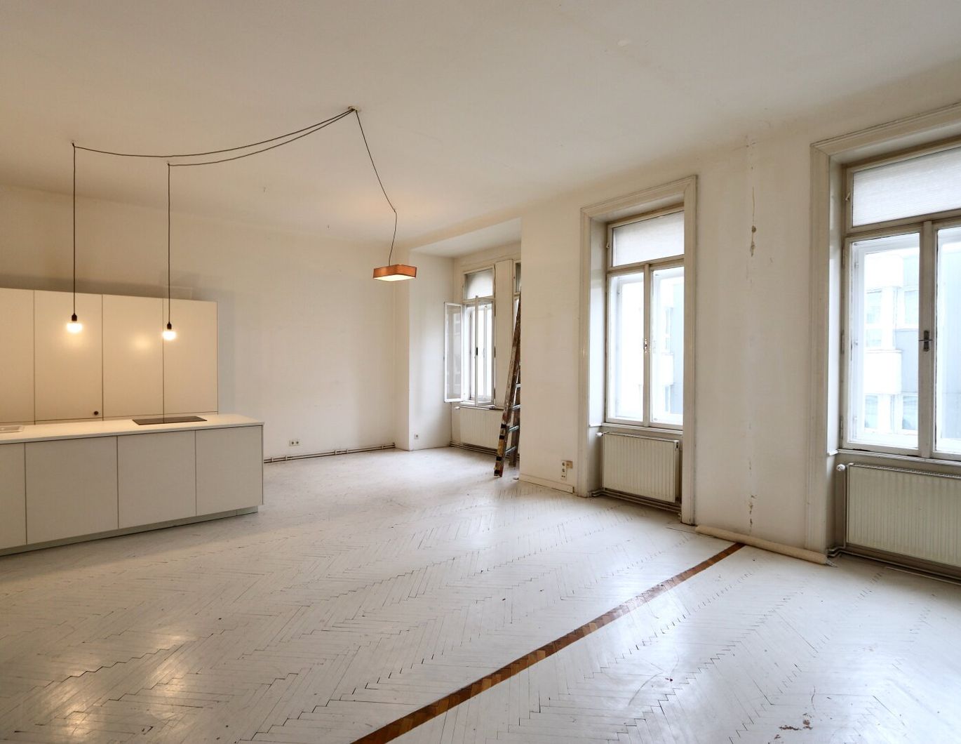 Nächst Neubaugasse! Südwestseitiger 4-Zimmer-Altbau mit Balkon in ruhiger Seitengasse!