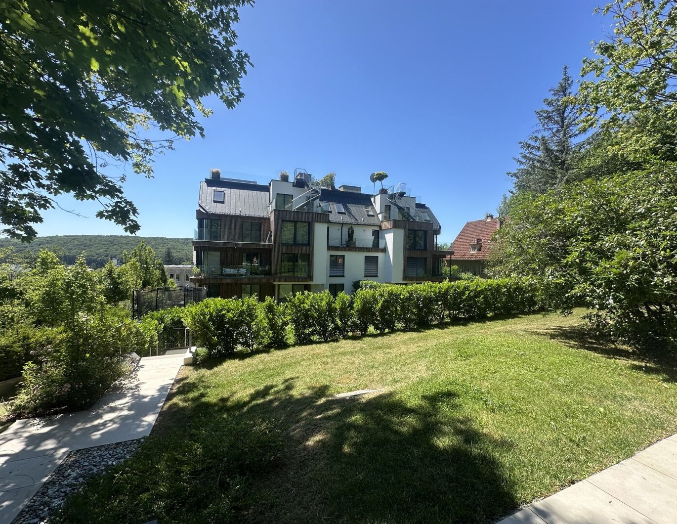 LUXUS GARTENWOHNUNG mit 300 m² Privatgarten im 1190 Wien + Pool und Gym