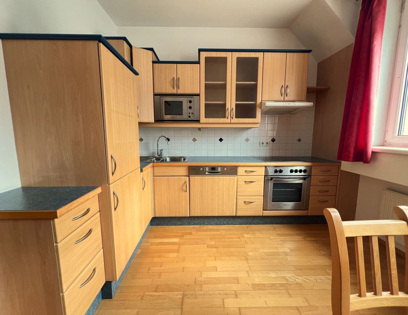 Teilmöblierte Dachgeschosswohnung mit Küche, 2 Zimmer Nähe U3 Ottakring