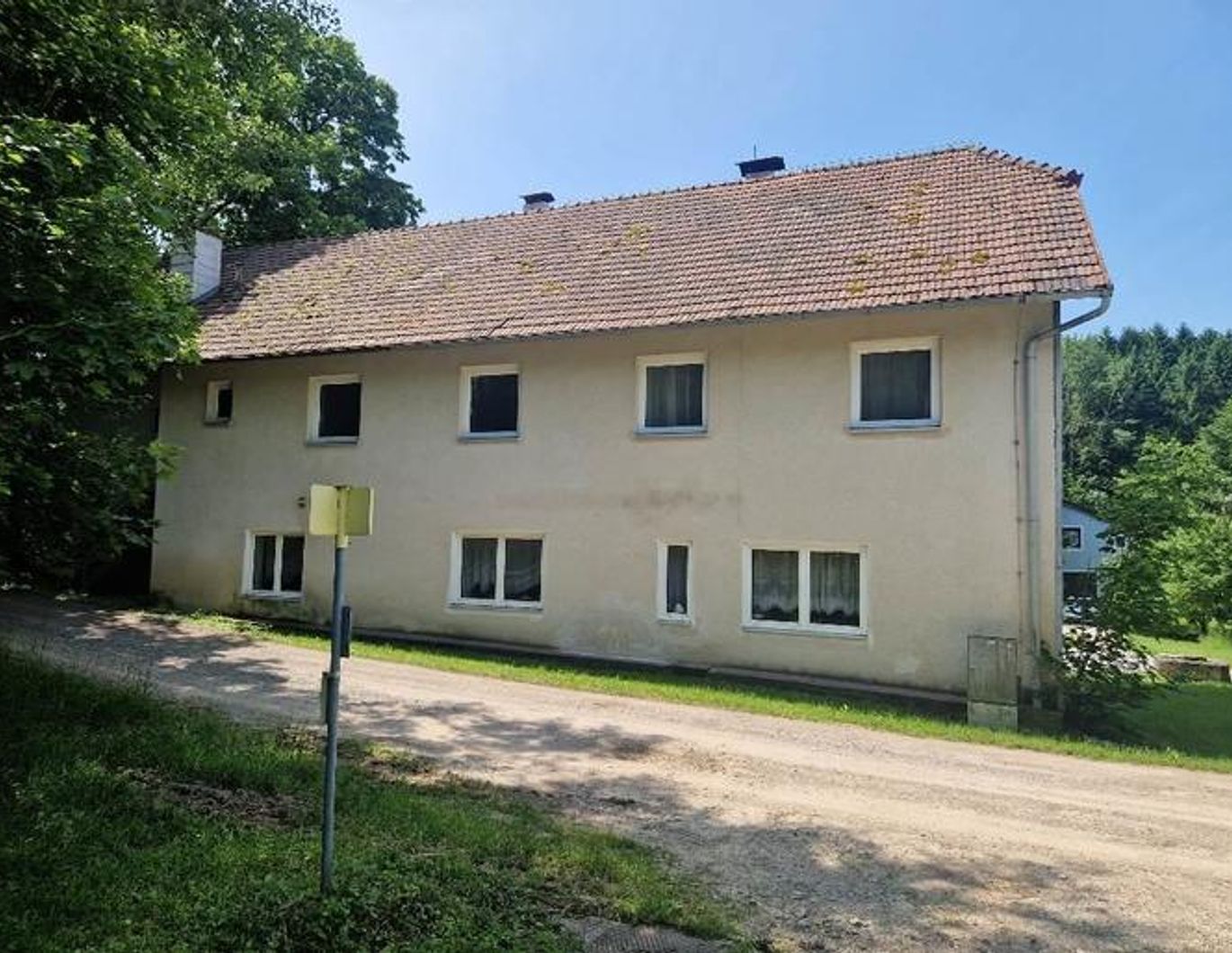 Ein-/Mehrfamilienhaus | ehemaliges Gasthaus mit großem Grundstück
