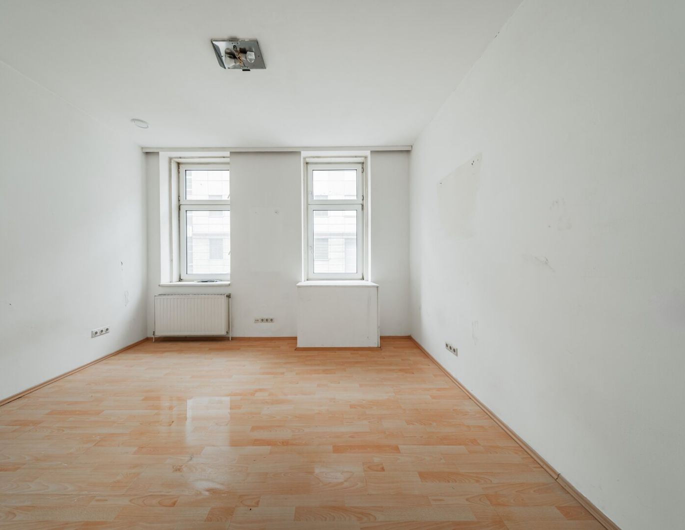 Sanierungsbedürftiger Zwei-Zimmer-Altbau - Lage mit guter Infrastruktur!