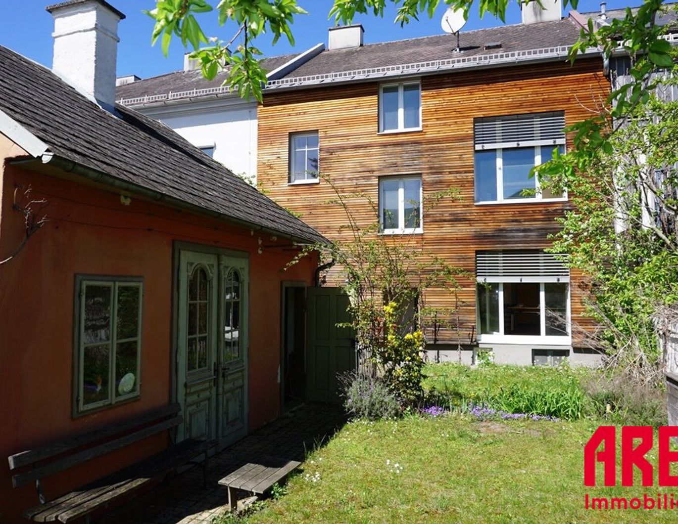 Geschmackvoll saniertes Stadthaus mit Garten und eigener Zufahrt