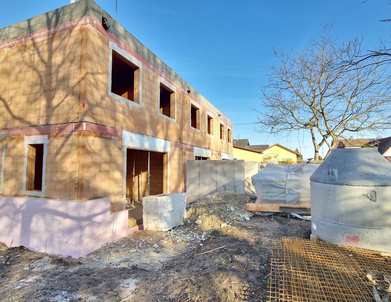 Rascher Baufortschritt! Gefördertes Reihenhaus in Ödt, nahe dem Badesee: 5 Zimmer, Terrasse, Eigengarten, belagsfertig.