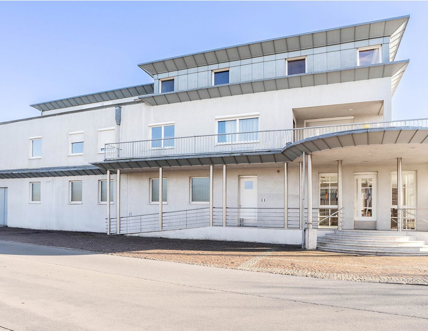 nur 2.465€/m2 Nutzfläche | Hard | Wohn- und Geschäftsgebäude mit 5 Einheiten