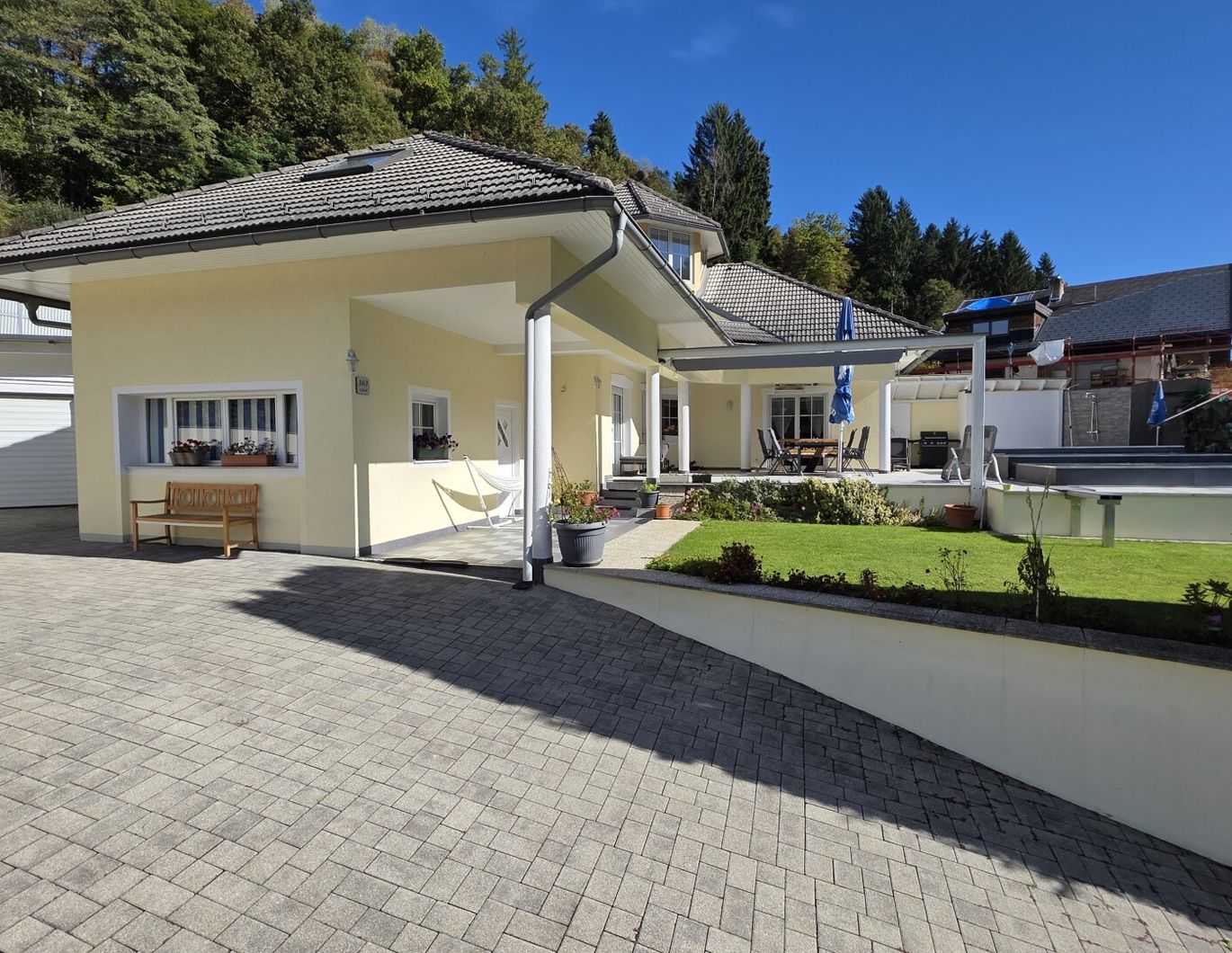 Einfamilienhaus mit Schlosscharakter und Wellness-Oase