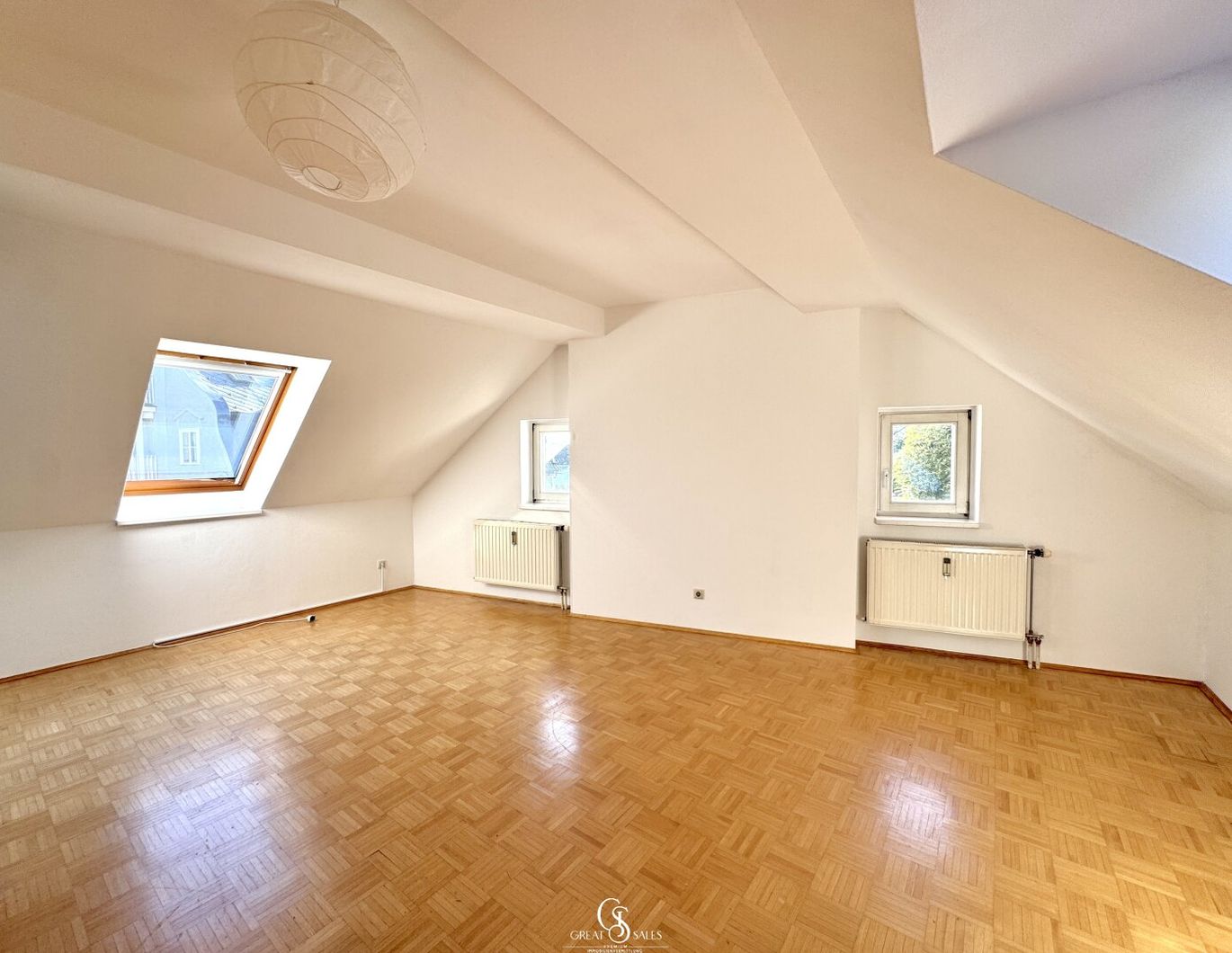 Lichtdurchflutete Dachgeschosswohnung mit sonniger Terrasse und KFZ-Stellplätze in ruhiger Naturlage