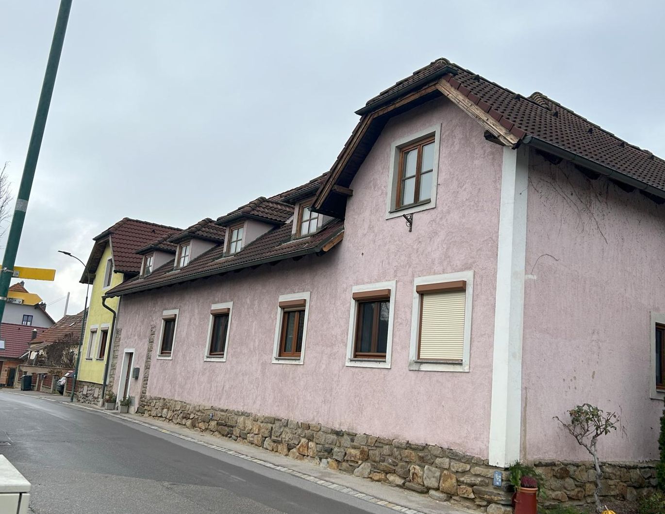 GROSSZÜGIGES LANDHAUS MIT KLEINER HALLE ALS WERKSTATT UND ABSTELLFLÄCHE SOWIE EIN EHEMALIGES HEURIGENLOKAL MIT VIEL POTENTIAL