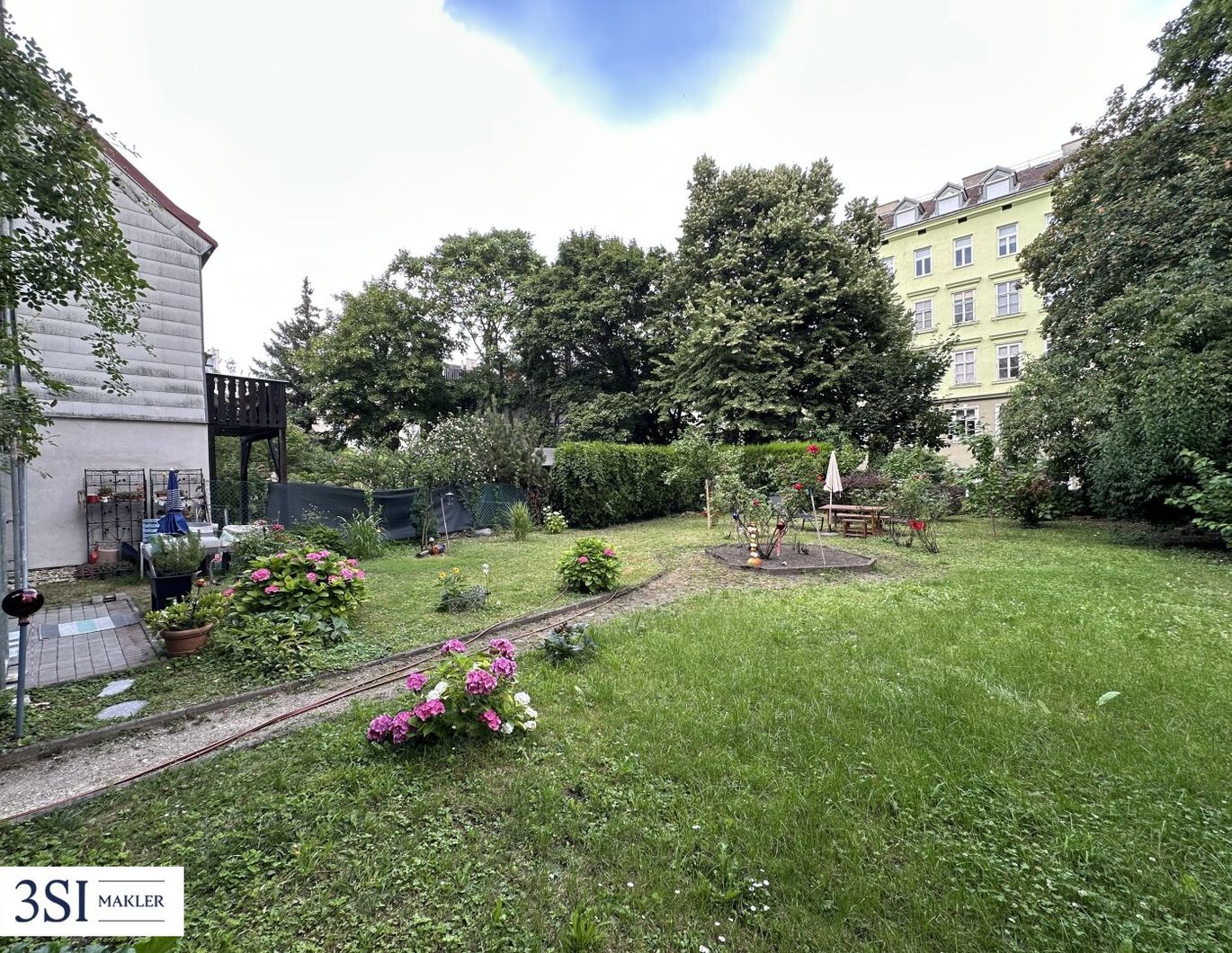 Teilsanierte 2-Zimmer-Altbauwohnung im Herzen des 7. Bezirks - in Top-Lage direkt bei der Burggasse
